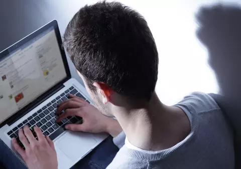 Oferte cu vize de flotant pe Facebook. Cât a ajuns să coste accesul la școli mai bune