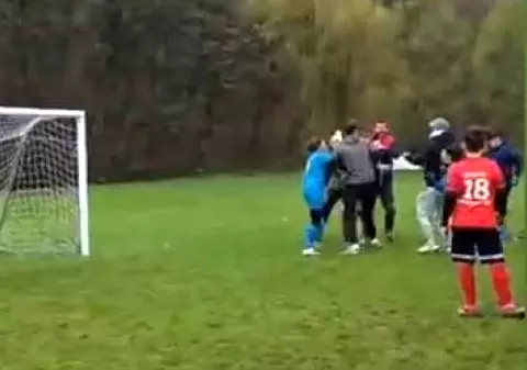 Bătaie pe terenul de fotbal, în Sălaj. O adolescentă de 14 ani a fost lovită de mama unui adversar pe care l-a faultat