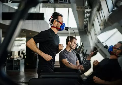 Miliardarii investesc sume imense în căutarea nemuririi. Biohacking și tratamente controversate pentru prelungirea vieții