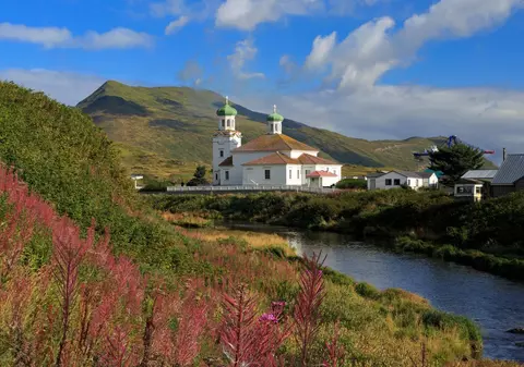 Unalaska, insula americană zguduită de cutremure și erupții vulcanice, în care a supraviețuit cultura rusă