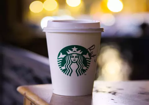 Un livrator ars de cafeaua fierbinte de la Starbucks a primit o despăgubire imensă și a devenit multimilionar