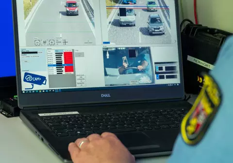 Șoferii care folosesc telefonul la volan, prinși cu o cameră radar unică, instalată în premieră pe o autostradă din Germania