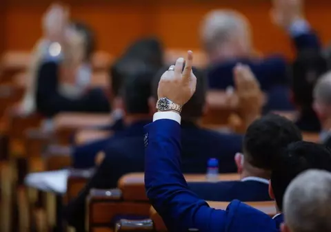 Deputații modifică legea privind activitățile extremiste: pușcărie de la 3 la 10 ani pentru susținerea mișcărilor legionare