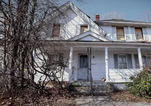 Un bărbat ținut captiv 20 de ani de mama vitregă a evadat folosind dezinfectant de mâini și hârtie