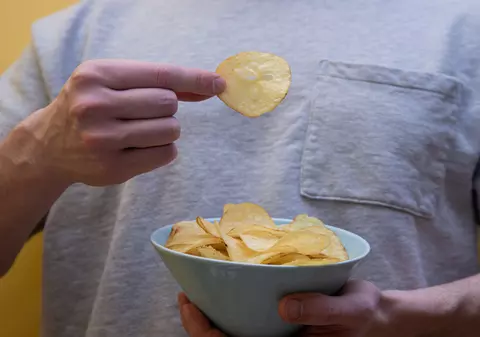 Cât de mare este de fapt o porție de chipsuri pentru un adult și cât ar trebui să mănânci pentru a-ți proteja sănătatea