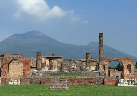 Cum s-a transformat în sticlă creierul unui tânăr care se odihnea în pat când a erupt Vezuviul, în Pompei