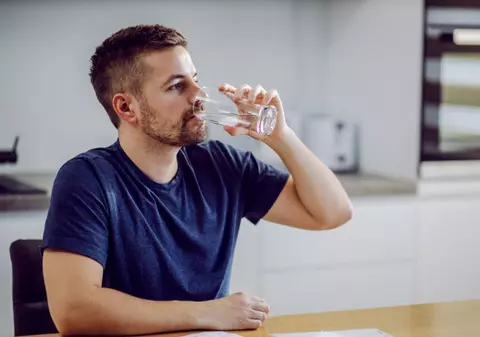 Cum elimini microplasticele din apa pe care o bei. Metoda e simplă și scade riscurile asupra sănătății