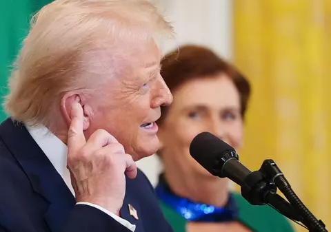 Donald Trump a folosit machiaj pentru a-și acoperi vânătaia de pe mâna dreaptă, scrie presa britanică. Ce spun medicii