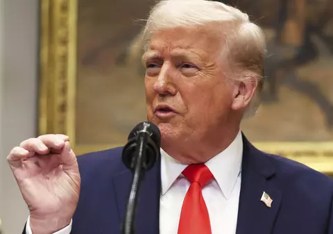 Noi semne pe mâna lui Donald Trump la câteva zile după apariția unei vânătăi uriașe