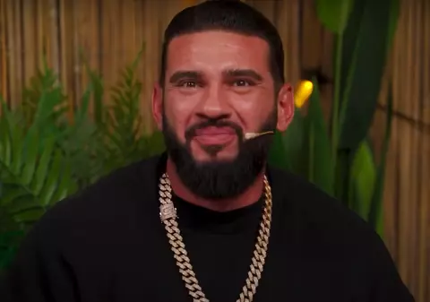 Cum a apărut Dorian Popa cu noua lui iubită la sală. Îmbrăcată într-o salopetă neagră, foarte mulată, partenera artistului și-a arătat formele