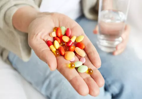 Beneficiile și efectele adverse ale multivitaminelor. Un medic a dezvăluit tot ce trebuie să știi despre cele mai populare suplimente alimentare