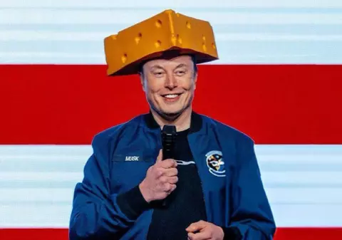 Elon Musk a apărut pe scenă cu o pălărie ridicolă, în formă de cașcaval. Ce a vrut să transmită miliardarul | VIDEO