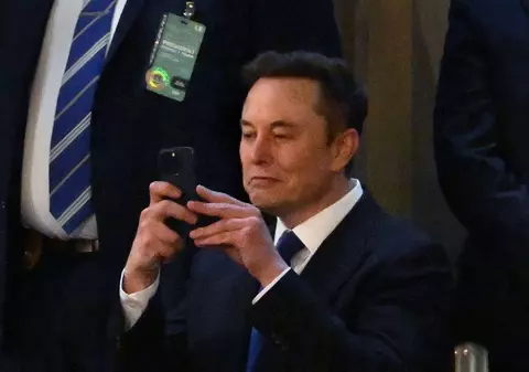 Elon Musk s-a supărat pe CEO-ul Reddit și i-a cerut să „dea jos” postările care nu-i plac