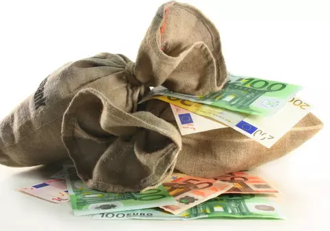 O femeie a aruncat la gunoi, din greșeală, 18.900 de euro, iar un bărbat i-a găsit și i-a oferit o lecție de viață