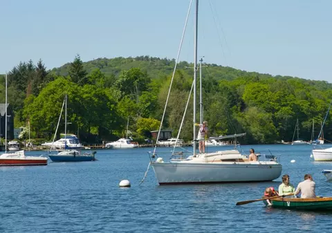 O familie cu șase copii trăiește de 25 de ani pe o barcă, navigând pe mări și oceane. Povestea lor va ajunge acum în cinematografele din Elveția