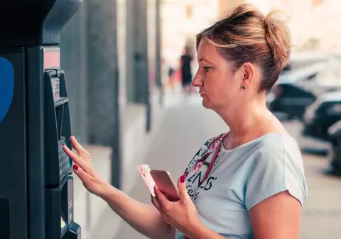 Parcarea în Iași devine „cu plată” în majoritatea orașului. Lista străzilor unde staționarea va fi taxată 