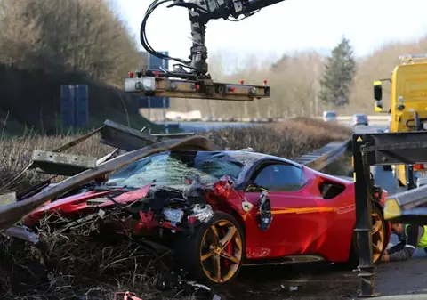 Un Ferrari de 440.000 de euro a fost distrus de șoferul care voia să-l cumpere și l-a împrumutat pentru un drive test