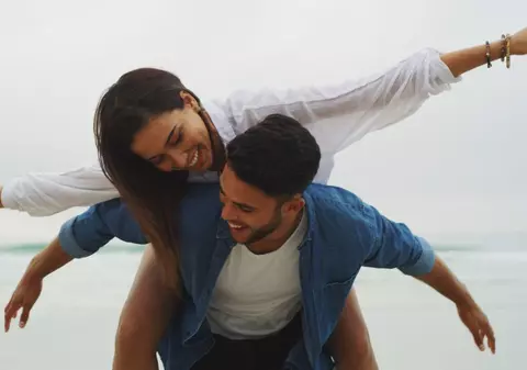 Fericirea în cuplu nu depinde de numărul partenerilor. Ce spune știința despre monogamie