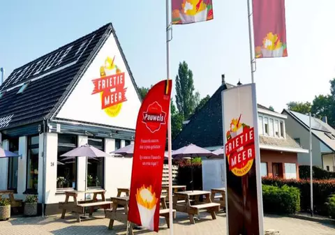 Doi români au preluat un fast-food din Belgia și vând sarmale și mici cu cartofi prăjiți