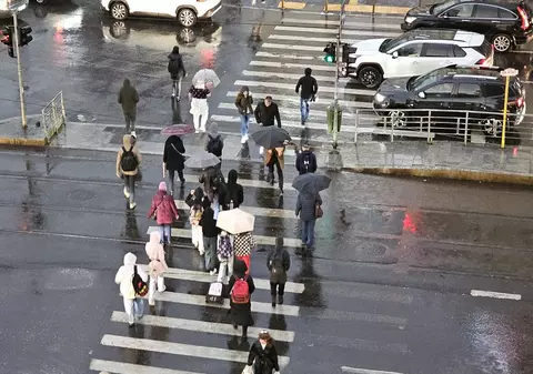 Furtună puternică în București, cu rafale de până la 70 km/h și copaci rupți de vânt