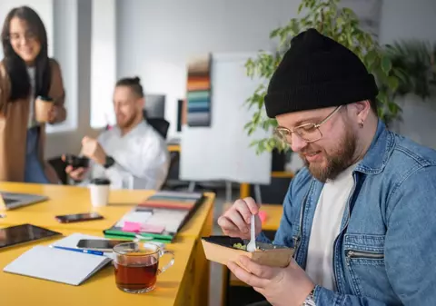 Munca la birou, noul fenomen de pe TikTok în rândul tinerilor. Cum arată viața de corporatist pentru generația Z