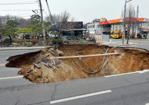 Momentul în care o groapă din șosea înghite un motociclist, în Coreea de Sud