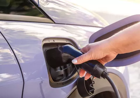 Producătorii auto se pregătesc pentru un 2025 dificil în piața vehiculelor electrice. Reduceri semnificative de prețuri