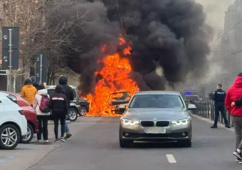 Incendiu violent pe Calea Moşilor din București. Șapte mașini au fost afectate de flăcări. Ce s-a întâmplat