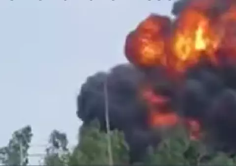 Filmare de aproape cu un avion militar chinez care se prăbușește și explodează la sol. Pilotul se parașutase