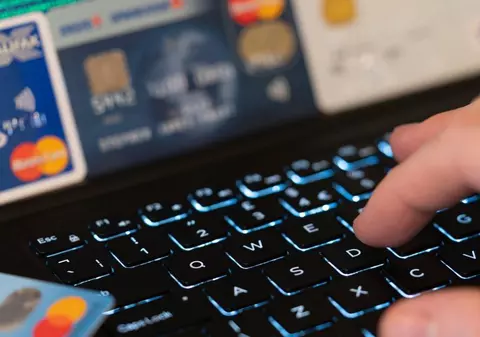 Bătuți, șantajați, puși să meargă în patru labe și să vândă pământ virtual. Cum s-a terminat coșmarul unor IT-iști din Cluj