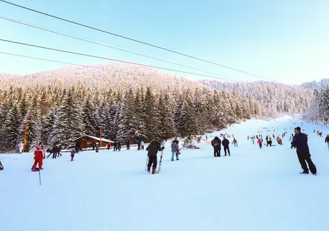 Sezonul de schi în Poiana Brașov se încheie pe 30 martie. Tarife reduse pentru ultimele zile pe pârtie