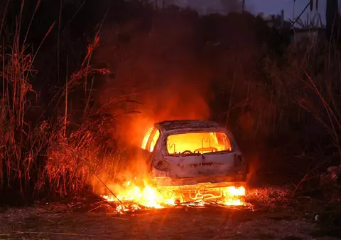 O femeie și un bărbat au fost găsiți morți într-o mașină incendiată, pe un drum din Buzău