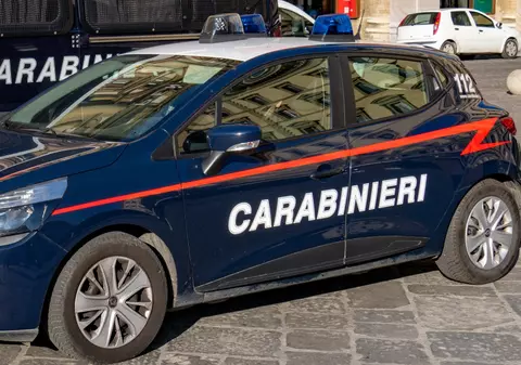 Doi români din Italia, prinși în timp ce furau motorină dintr-un camion, au încercat să îi mituiască pe carabinieri: „Închideți ochii”