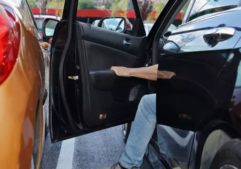 Cum funcționează despăgubirea RCA când lovești o mașină parcată cu portiera