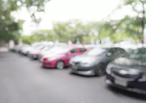 Primăria Iași a început o campanie de ridicare a mașinilor abandonate. Proprietarii au la dispoziție 15 zile să le ridice