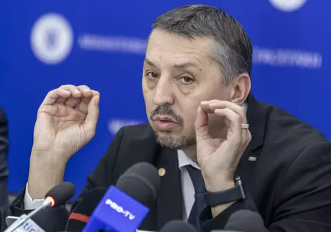 Ministrul Daniel David „umblă” la ghiozdanul elevilor: „Am o fetiță în clasa a III-a. Știu foarte bine cât de greu este”