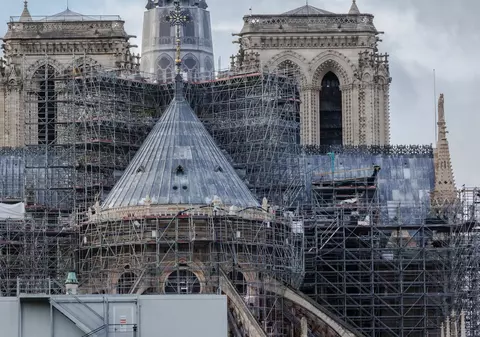 Un bărbat s-a urcat pe Catedrala Notre Dame și a sărit cu parapanta de pe schele, aterizând „brutal”