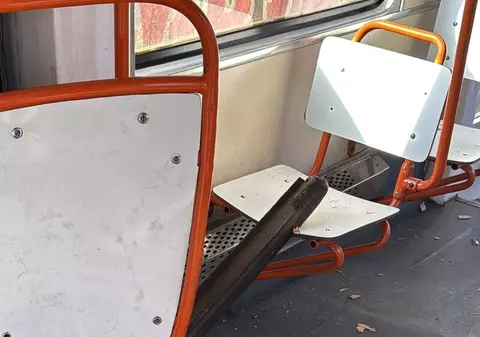 O bucată de șină a străpuns podeaua unui tramvai, în București, pe Bulevardul Dimitrie Pompeiu