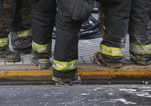 O echipă de pompieri din Suceava a mers 3 km pe jos ca să stingă un incendiu: „Autospecialele nu au avut acces”