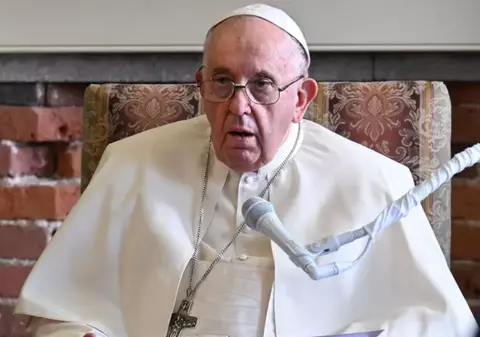 Papa Francisc rămâne internat. Starea sa s-a ameliorat, dar tratamentul continuă