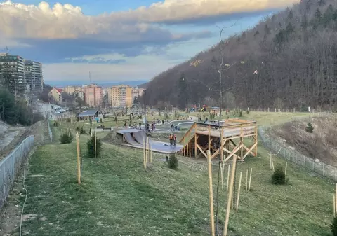Parc din Brașov de 7 milioane de lei, inaugurat anul trecut, un pericol pentru copii. Primăria vrea să-l renoveze