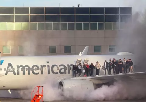 Pasageri scoși pe aripă după ce a luat foc motorul unui avion American Airlines: „Am fost îngrozită”