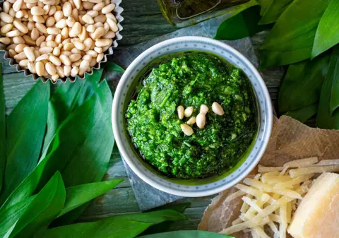 Cum faci pesto de leurdă - reţetă