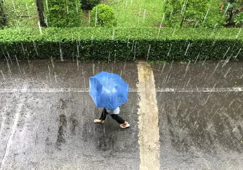 Avertizare meteo ANM de ploi torențiale de până la 70 l/mp. Harta zonelor vizate de codul galben