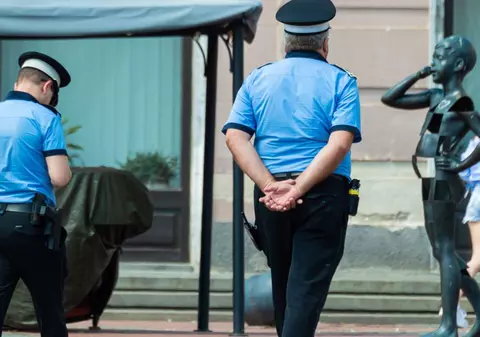 Un polițist s-a făcut de râs într-un magazin din Slatina, după ce a fost prins în fapt de angajați