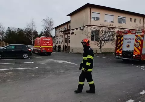 Sute de elevi și profesori au ieșit dintr-o școală din Cuza Vodă, județul Constanța, din cauza unui miros. Pompierii intervin