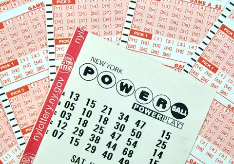 S-a câștigat marele premiu la Powerball, 527 de milioane de dolari, dar numai 243,8 milioane primește câștigătorul, dacă vrea toți banii odată