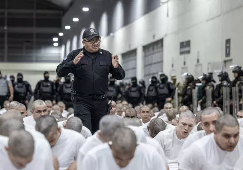 Administraţia Trump l-a ignorat pe judecător și a expulzat presupuși teroriști venezueleni. Primul „dictator milenial” i-a filmat la sosire și i-a plasat într-o mega-închisoare