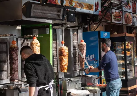 Explozie a prețului kebabului, burgerii devin și ei din ce în ce mai scumpi. Câteva restaurante din Munchen au scos deja din meniu kebabul de vițel