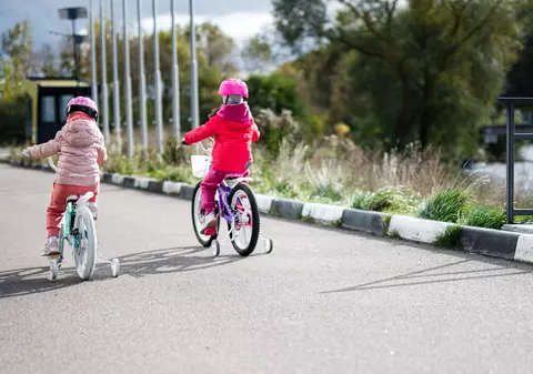 Tată acuzat de omor după ce fiul său de 5 ani a lovit o pensionară cu bicicleta, în Italia. Ce a decis instanța